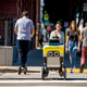 Imagen para el artículo titulado Un robot de reparto de comida se mete en una escena del crimen en Los Ángeles